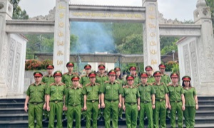 Đoàn công tác Cục Cảnh sát quản lý hành chính về trật tự xã hội dâng hương tưởng niệm các anh hùng liệt sĩ tại Khu di tích lịch sử Ngã ba Đồng Lộc