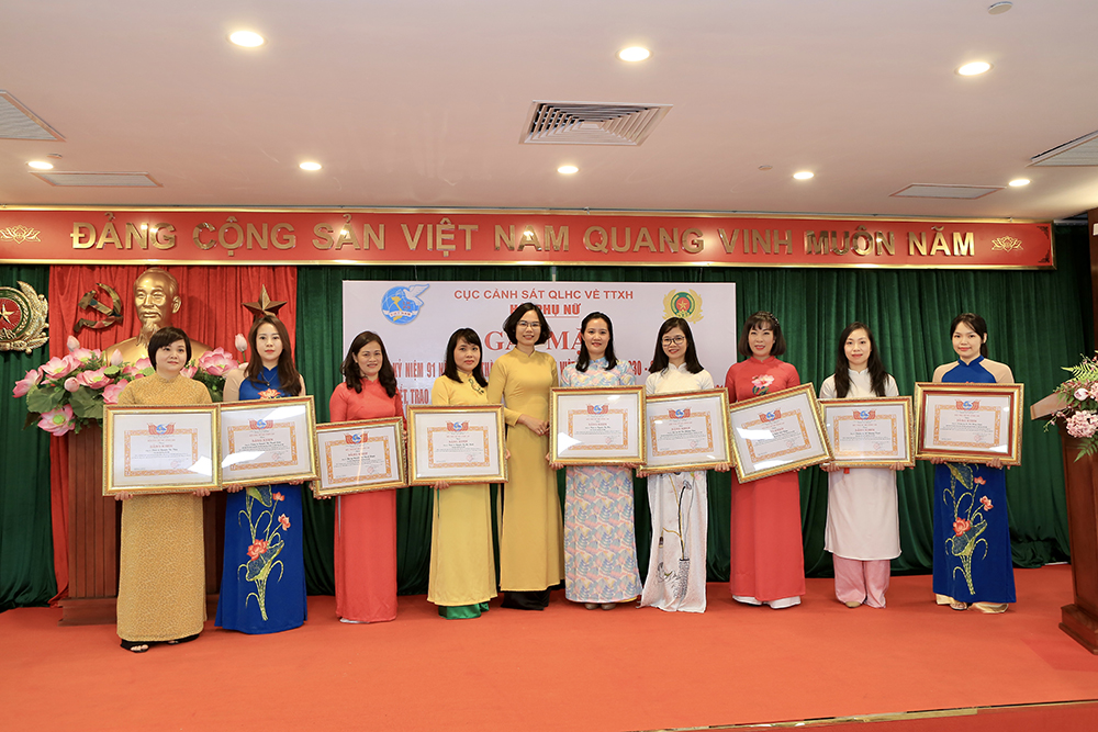 Đồng chí Trung tá Nguyễn Thị Quế, Phó Chủ tịch Hội Phụ nữ Bộ Công an trao tặng bằng khen cho 11 cá nhân thuộc Hội Phụ nữ Cục Cảnh sát QLHC về TTXH có thành tích xuất sắc trong thực hiện dự án Cơ sở Dữ liệu quốc gia về dân cư và dự án Sản xuất, cấp và quản lý CCCD.
