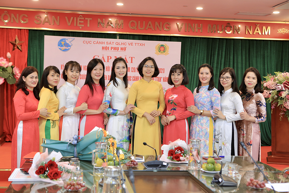 Trung tá Nguyễn Thị Quế, Phó Chủ tịch Hội Phụ nữ Bộ Công an chụp ảnh với cán bộ Hội của Hội Phụ nữ Cục Cảnh sát QLHC về TTXH