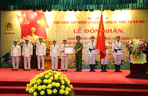 Thừa ủy quyền của Chủ tịch nước, Thứ trưởng Nguyễn Duy Ngọc trao Huân chương Bảo vệ Tổ quốc hạng Nhất tặng Cục Cảnh sát QLHC về TTXH.