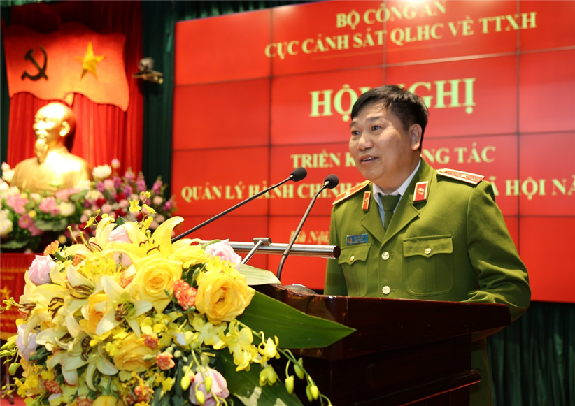 Thiếu tướng Tô Văn Huệ, Cục trưởng Cục Cảnh sát QLHC về TTXH phát biểu khai mạc Hội nghị.