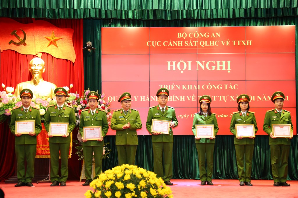 Thiếu tướng Tô Văn Huệ, Cục trưởng Cục Cảnh sát QLHC về TTXH trao Quyết định khen thưởng cho các tập thể, cá nhân có thành tích xuất sắc.