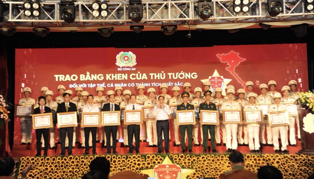 Thủ tướng Phạm Minh Chính trao Bằng khen cho các tập thể, cá nhân có thành tích xuất sắc trong xây dựng, triển khai 2 Dự án