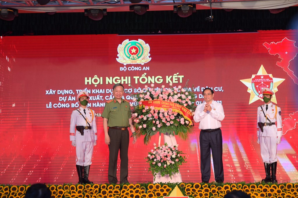 Thủ tướng Phạm Minh Chính tặng lẵng hoa chúc mừng Bộ Công an