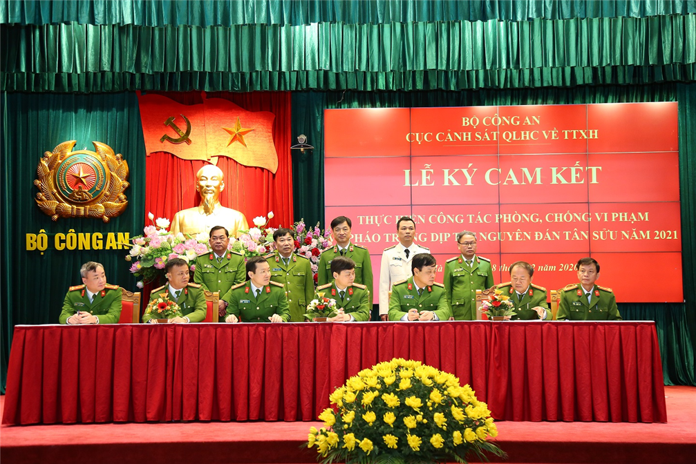 Thứ trưởng Nguyễn Duy Ngọc chứng kiến lãnh đạo Công an các địa phương ký cam kết.
