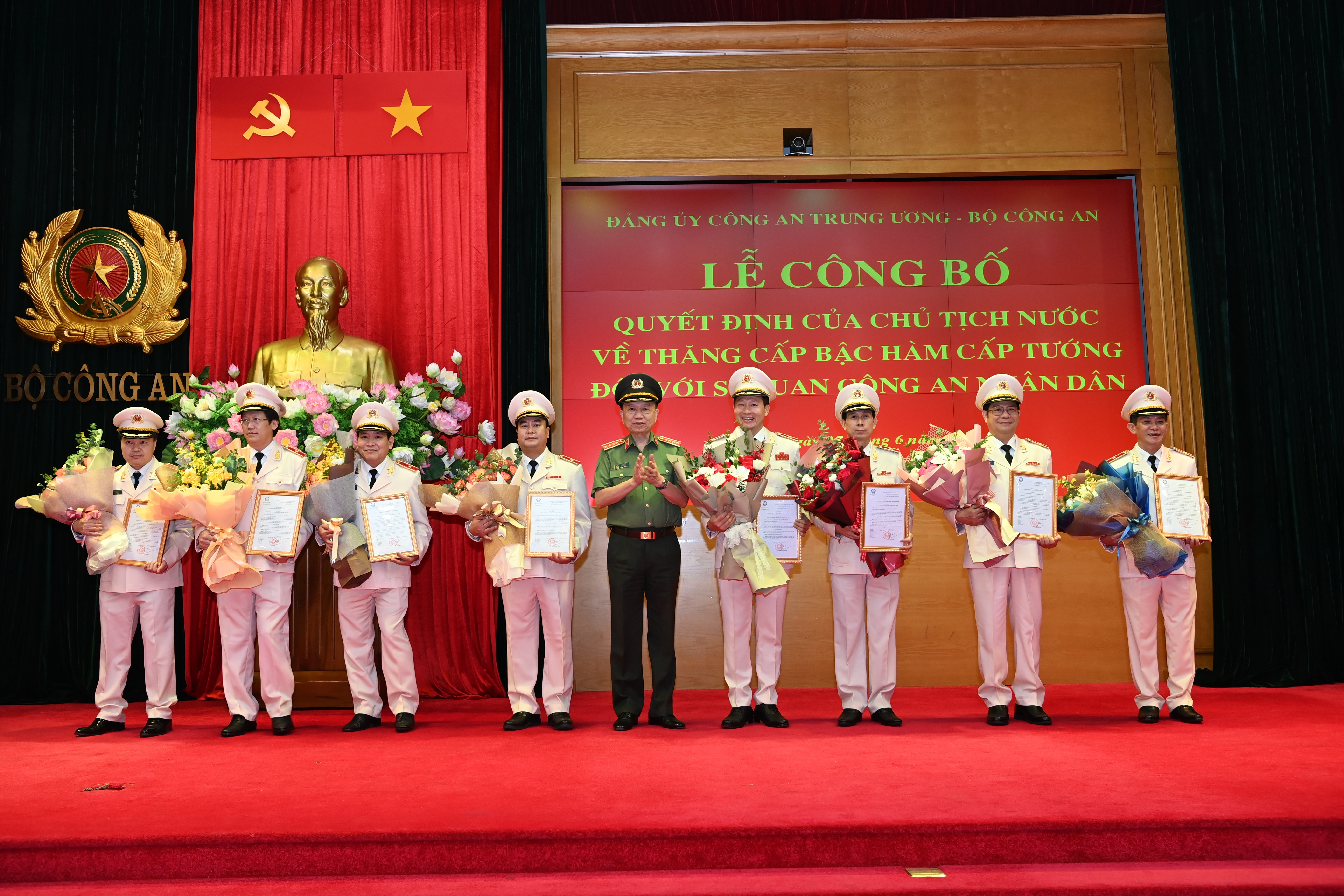 Đại tướng Tô Lâm, Ủy viên Bộ Chính trị, Bộ trưởng Bộ Công an trao quyết định và tặng hoa chúc mừng các đồng chí được thăng cấp bậc hàm Thiếu tướng