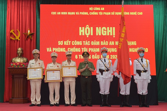 Thừa ủy quyền của Chủ tịch nước, Thứ trưởng Lương Tam Quang trao Huân chương Chiến công các hạng tặng Cục An ninh mạng và phòng, chống tội phạm sử dụng công nghệ cao cùng một số cá nhân