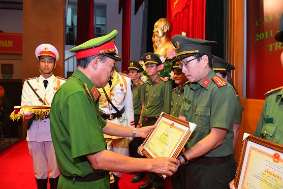 Thứ trưởng Lê Quý Vương tặng Bằng khen của Bộ Công an cho các cá nhân đạt thành tích xuất sắc.