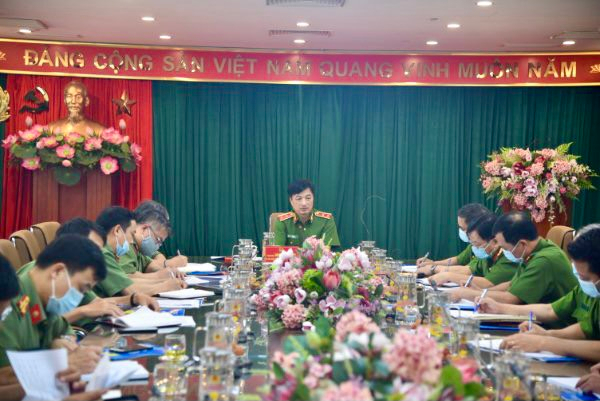 Đồng chí Trung tướng Nguyễn Duy Ngọc, Thứ trưởng Bộ Công an chủ trì cuộc họp với Cục Cảnh sát QLHC về TTXH về tiến độ thực hiện Dự án Cơ sở dữ liệu quốc gia về dân cư và
            Dự án Sản xuất, cấp và quản lý Căn cước công dân