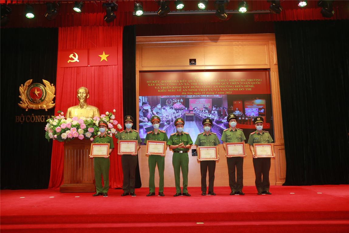 Thượng tướng Lê Quý Vương, Thứ trưởng Bộ Công an trao Bằng khen của Bộ Công an tặng các cá nhân có thành tích xuất sắc.