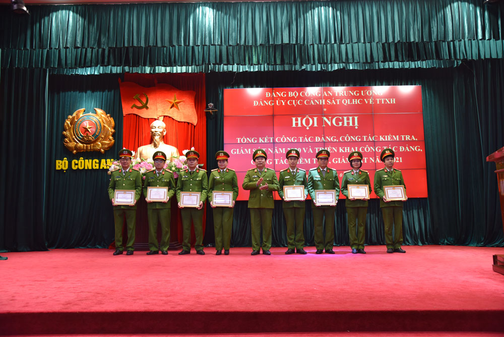 Đồng chí Thiếu tướng Tô Văn Huệ, Bí thư Đảng ủy Cục Cảnh sát QLHC về TTXH trao tặng Giấy khen cho các đảng viên đạt danh hiệu
            “Hoàn thành xuất sắc nhiệm vụ” năm 2020