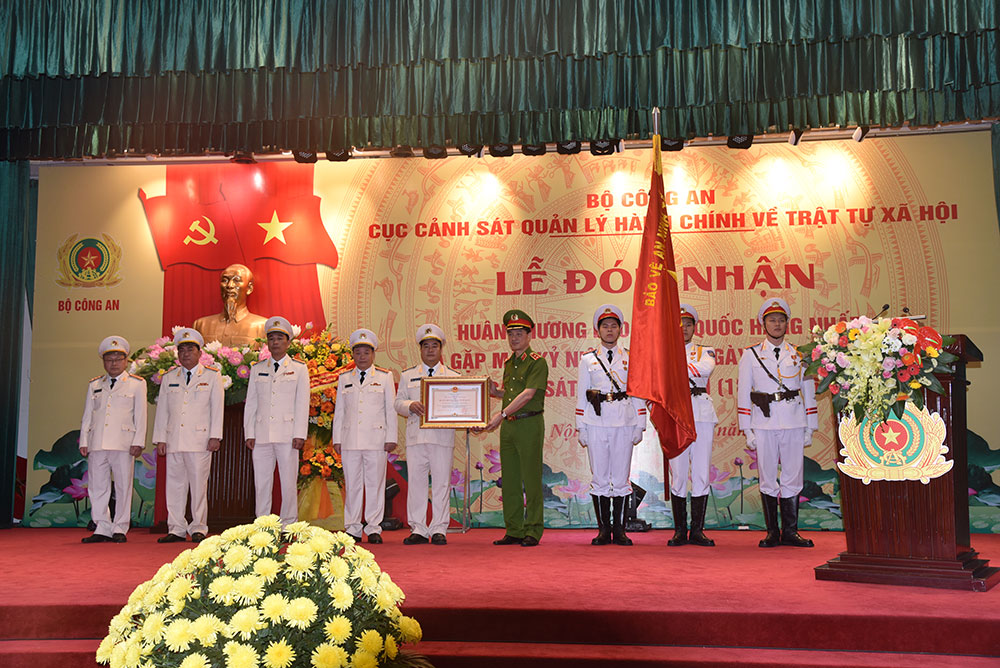 Thừa ủy quyền của Chủ tịch nước, Thứ trưởng Nguyễn Duy Ngọc trao Huân chương Bảo vệ Tổ quốc hạng Nhất tặng Cục Cảnh sát QLHC về TTXH
