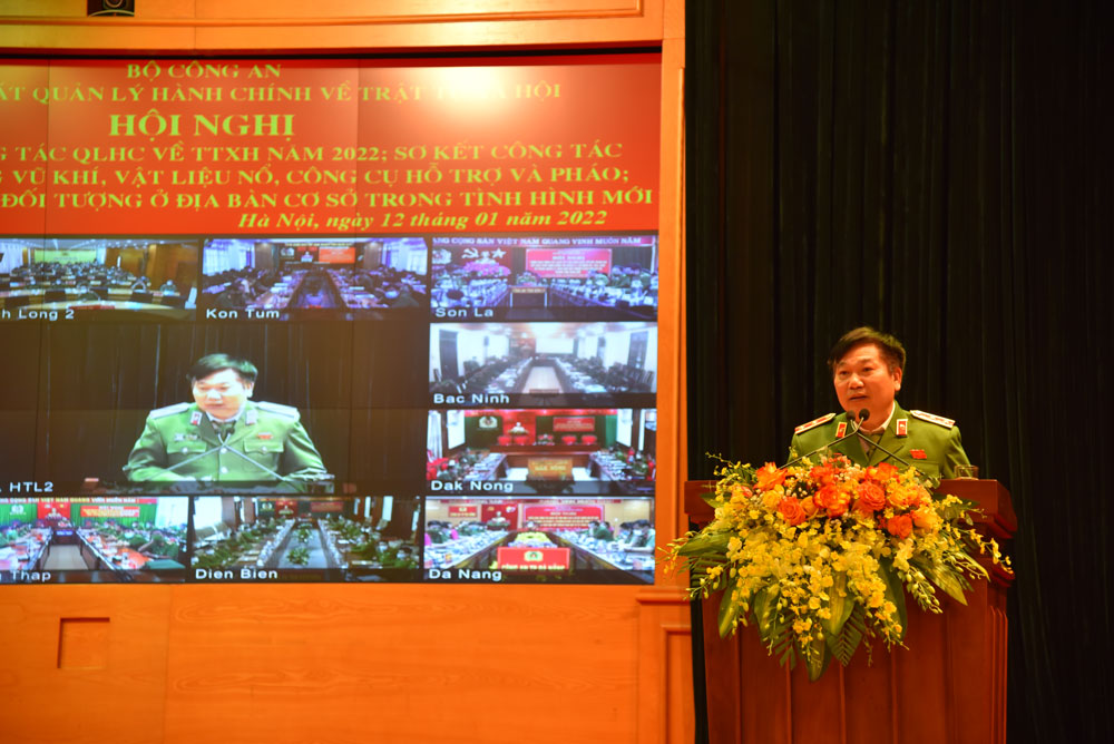 Đồng chí Trung tướng Tô Văn Huệ, Cục trưởng Cục Cảnh sát QLHC về TTXH phát biểu khai mạc Hội nghị