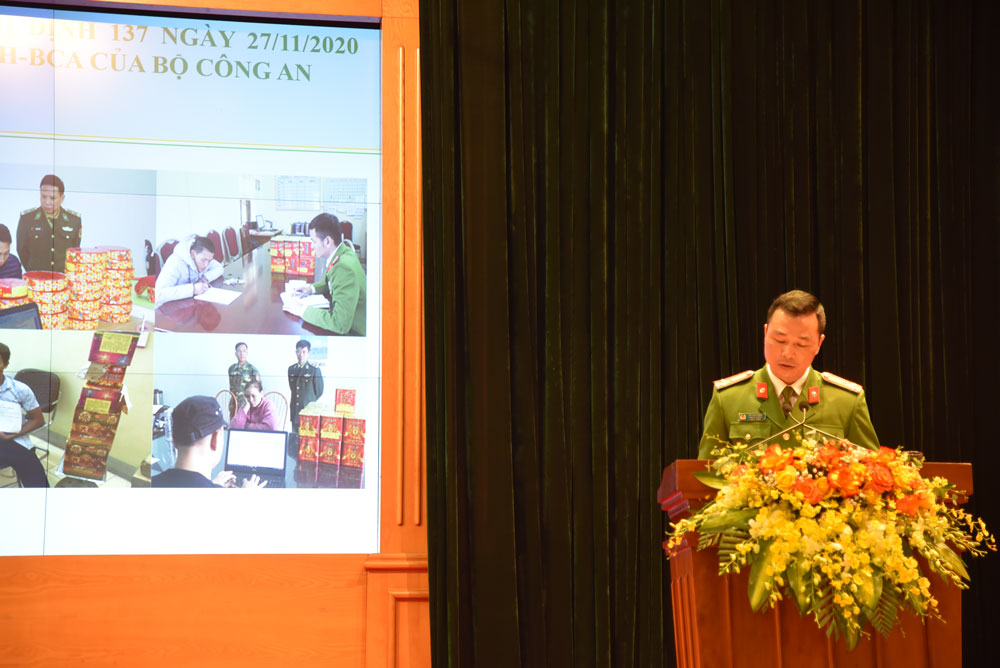 Đồng chí Thượng tá Tô Anh Dũng, Phó Cục trưởng Cục Cảnh sát QLHC về TTXH báo cáo các chuyên đề tại Hội nghị