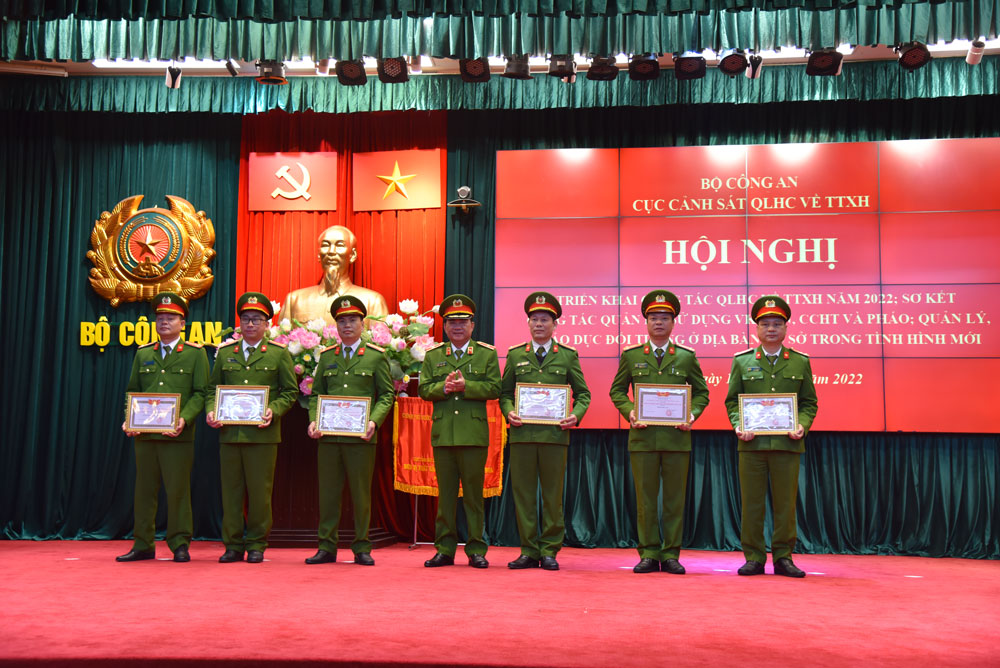 Đồng chí Thiếu tướng Lê Minh Hiếu, Phó Cục trưởng Cục Cảnh sát QLHC về TTXH trao Bằng khen của Bộ Công an cho các tập thể có thành tích xuất sắc trong các phong trào thi đua