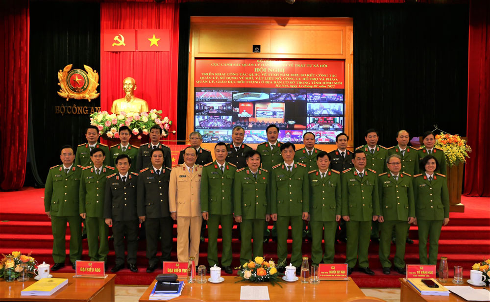 Đồng chí Trung tướng Nguyễn Duy Ngọc, Ủy viên Trung ương Đảng, Thứ trưởng Bộ Công an chụp ảnh lưu niệm cùng các đại biểu dự Hội nghị