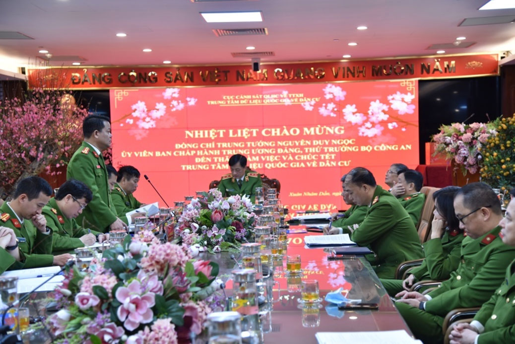 Thượng tá Vũ Văn Tấn, Giám đốc Trung tâm Dữ liệu quốc gia về dân cư báo cáo tóm tắt  kết quả công tác năm 2021, các nhiệm vụ trọng tâm dịp Tết Nguyên đán Nhâm Dần 2022