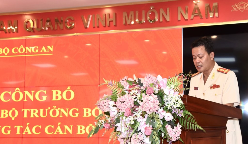 Đại tá Vũ Văn Tấn, Phó Cục trưởng Cục Cảnh sát QLHC về TTXH phát biểu nhận nhiệm vụ