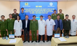 Công an tỉnh Thừa Thiên Huế phối hợp với Bệnh viện Trung ương Huế tuyên truyền, kích hoạt và sử dụng ứng dụng định danh điện tử (VNeID) trong thực hiện thông báo lưu trú