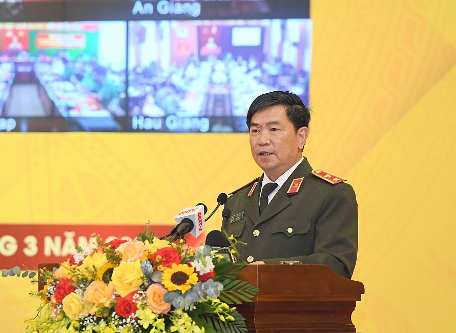 Trung tướng, PGS.TS Trần Vi Dân, Giám đốc Học viện Chính trị Công an nhân dân điều hành tham luận tại Hội thảo