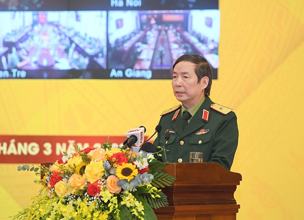 Thiếu tướng, GS.TS Nguyễn Văn Tài phát biểu tham luận tại Hội thảo.