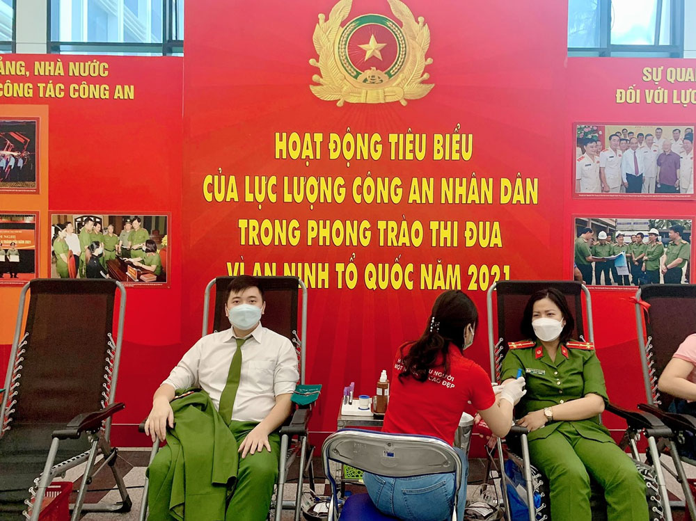 Thượng úy Nguyễn Thị Thùy Dương và Thượng úy Vũ Dương Minh, cán bộ Cục Cảnh sát QLHC về TTXH tham gia hiến máu tại Chương trình