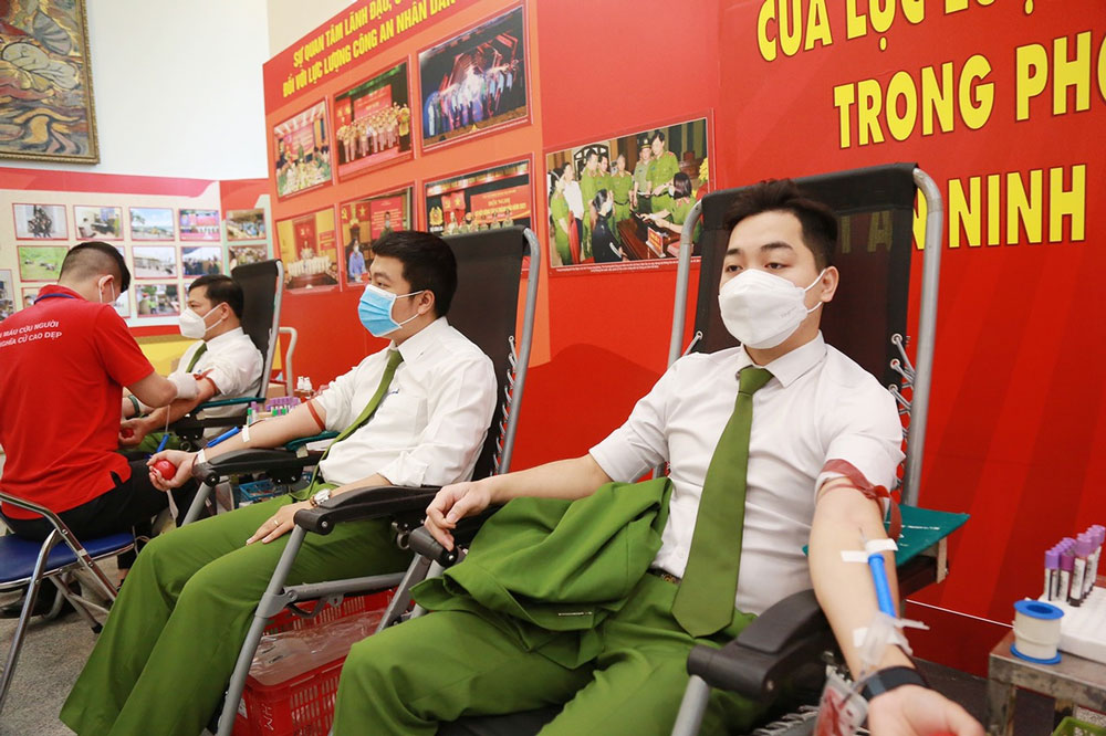 Đoàn viên thanh niên Cục Cảnh sát QLHC về TTXH tham gia hiến máu