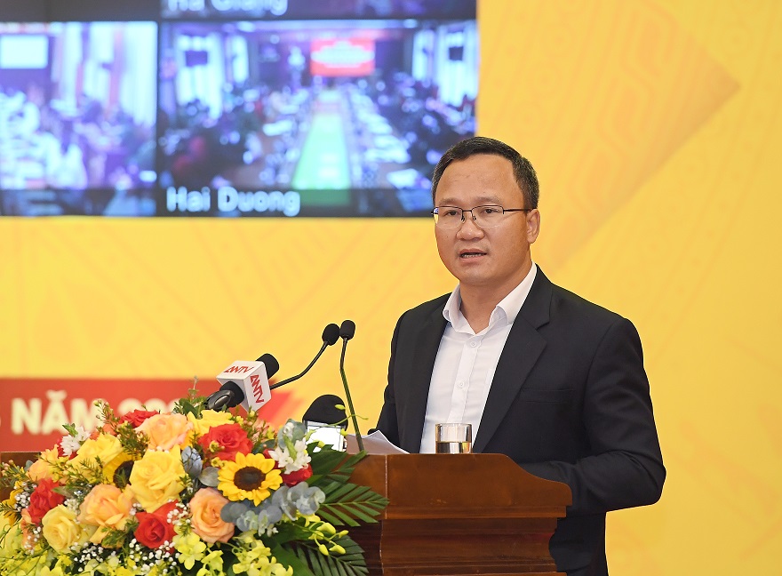 Đồng chí Khuất Việt Hùng phát biểu tham luận tại Hội thảo.