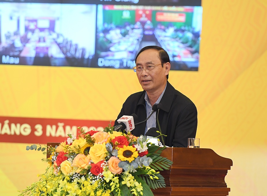 Thứ trưởng Bộ Giao thông vận tải Lê Đình Thọ phát biểu tham luận tại Hội thảo.