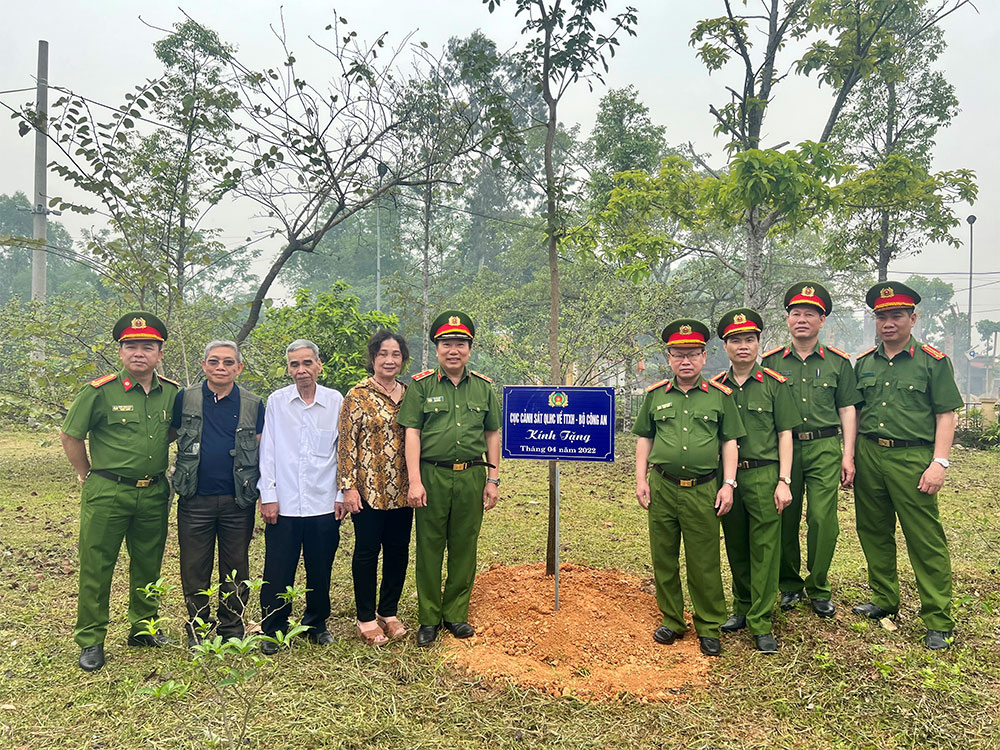 Đồng chí Trung tướng Tô Văn Huệ, Cục trưởng Cục Cảnh sát QLHC về TTXH trồng cây lưu niệm tại khu lưu niệm 6 điều Bác Hồ dạy CAND.