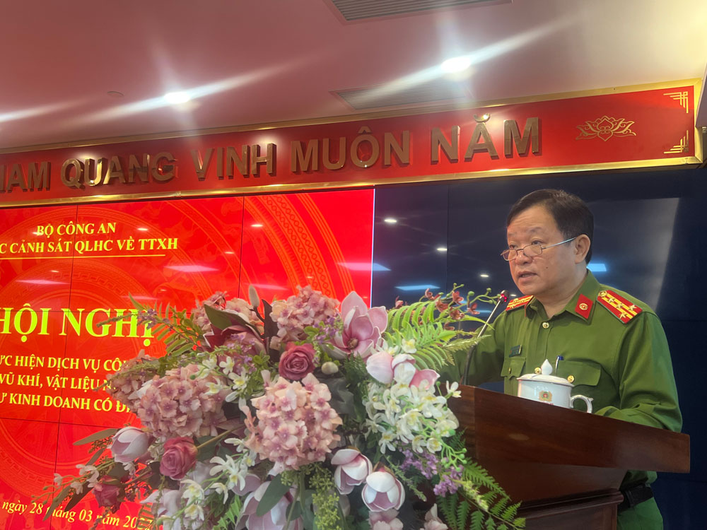 Đồng chí Đại tá Phùng Đức Thắng, Phó Cục trưởng Cục Cảnh sát quản lý hành chính về trật tự xã hội phát biểu chỉ đạo tại lớp tập huấn.