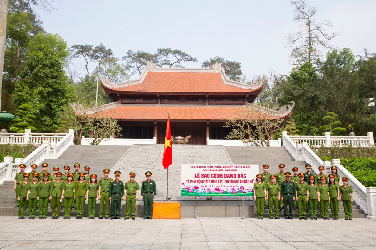 Đoàn đại biểu Cục Cảnh sát QLHC về TTXH chụp ảnh lưu niệm
            trước Nhà tưởng niệm Chủ tịch Hồ Chí Minh