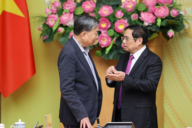 Thủ tướng Phạm Minh Chính trao đổi với Bộ trưởng Tô Lâm tại phiên họp