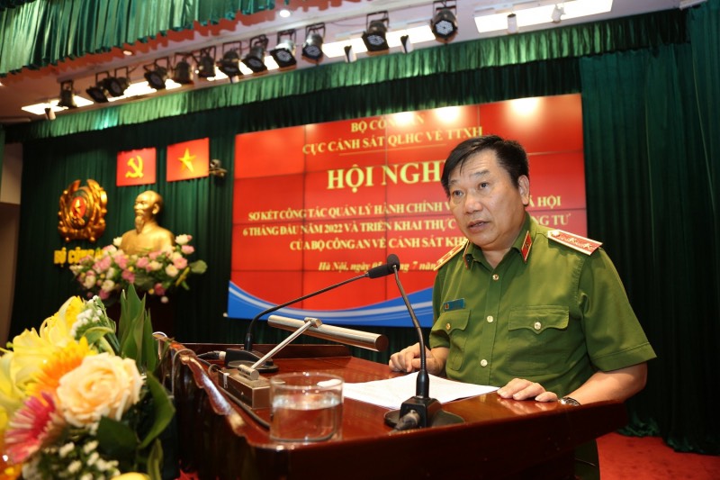 Đồng chí Trung tướng Tô Văn Huệ, Cục trưởng Cục Cảnh sát QLHC về TTXH phát biểu chỉ đạo tại hội nghị.