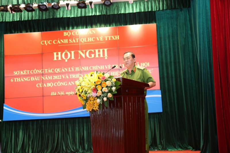 Đồng chí Thiếu tướng Lê Minh Hiếu, Phó Cục trưởng Cục Cảnh sát QLHC về TTXH phát biểu khai mạc hội nghị