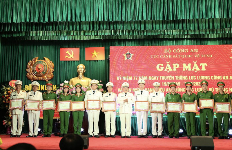 Thừa ủy quyền của lãnh đạo Bộ Công an, Trung tướng Tô Văn Huệ trao Bằng khen của Bộ trưởng Bộ Công an tặng 16 tập thể.