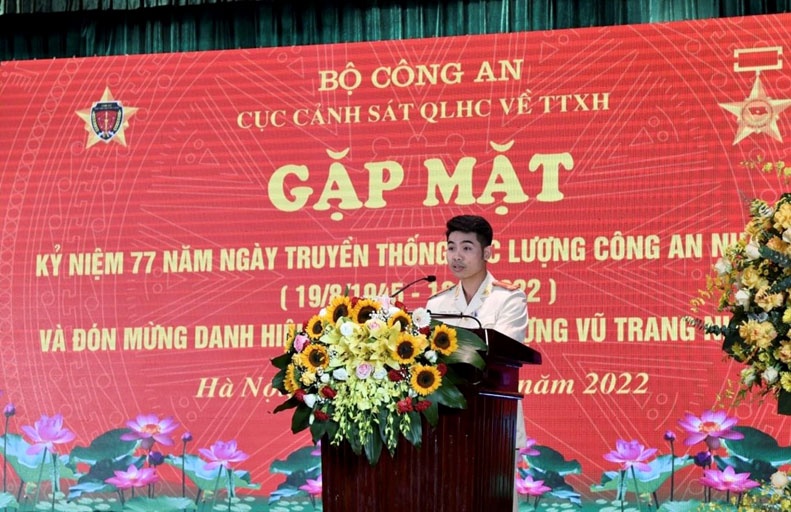 Đồng chí Trung úy Dương Tùng Linh, Bí thư Đoàn thanh niên Cục Cảnh sát QLHC về TTXH phát biểu tại buổi Gặp mặt