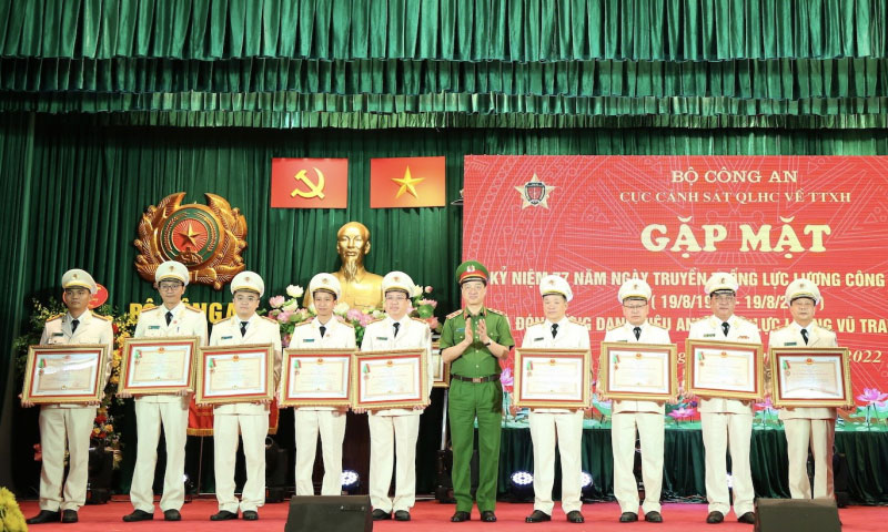 Thừa ủy quyền của Chủ tịch nước, Thứ trưởng Nguyễn Duy Ngọc trao Huân chương Bảo vệ Tổ quốc hạng Ba tặng 9 cá nhân có thành tích xuất sắc trong thực hiện 2 dự án.