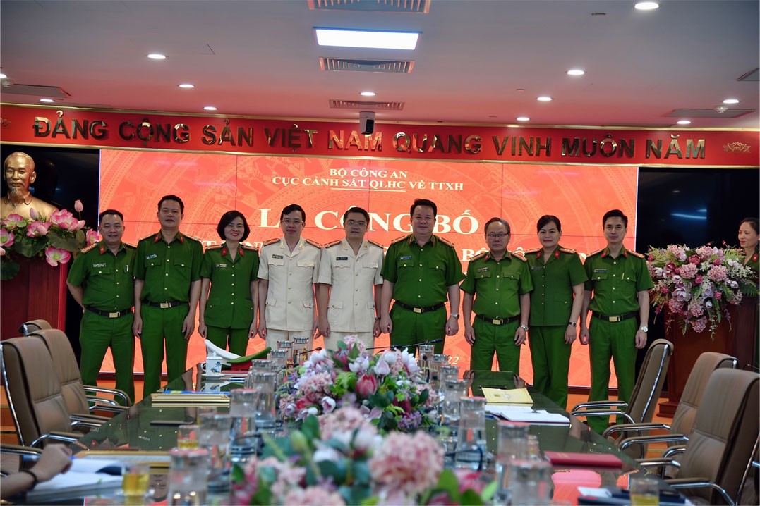Đồng chí Trung tá Vũ Hoàng Đạt, Trưởng phòng Tham mưu và đồng chí
            Thượng tá Nguyễn Thành Vĩnh, Phó Giám đốc Trung tâm Dữ liệu quốc gia về  dân cư chụp ảnh cùng lãnh đạo Cục và đại diện lãnh đạo các đơn vị