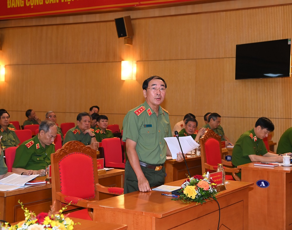Thứ trưởng Trần Quốc Tỏ điều hành tham luận tại Hội nghị.