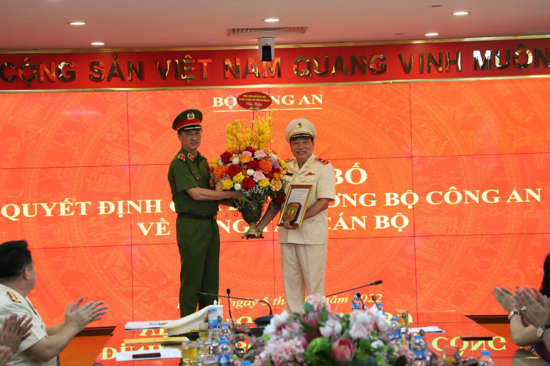 Đồng chí Trung tướng Nguyễn Duy Ngọc, Thứ trưởng Bộ Công an trao quyết định nghỉ công tác, chờ hưởng chế độ hưu trí đối với đồng chí Trung tướng Tô Văn Huệ