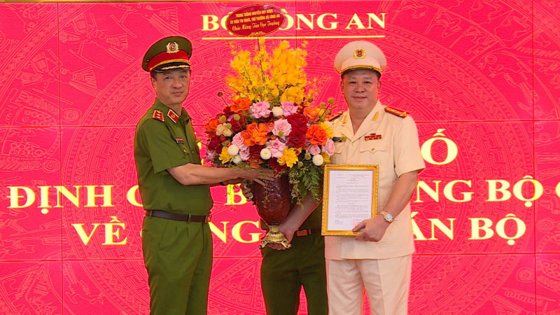 Thứ trưởng Nguyễn Duy Ngọc trao quyết định điều động giữ chức vụ Cục trưởng  Cục Cảnh sát QLHC về TTXH đối với Đại tá Nguyễn Quốc Hùng