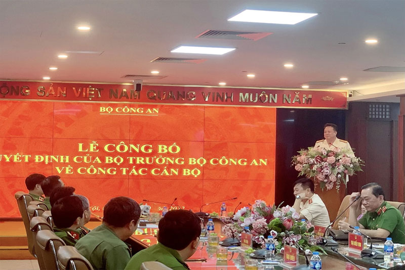 Đồng chí Đại tá Nguyễn Quốc Hùng, Cục trưởng Cục Cảnh sát QLHC về TTXH phát biểu tại Lễ công bố các quyết định về công tác cán bộ của Bộ công an