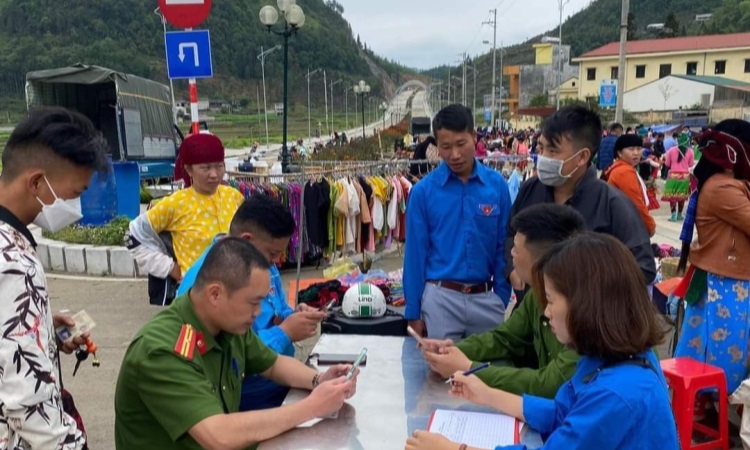 Công an xã Lũng Cú, huyện Đồng Văn, tỉnh Hà Giang đẩy nhanh tiến độ cấp tài khoản định danh điện tử