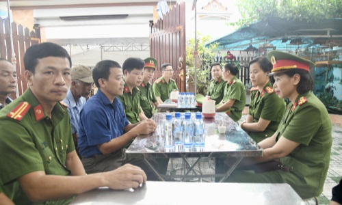 Thăm hỏi, động viên và chia buồn với gia đình đồng chí Trung úy Đỗ Văn Tú tại thị trấn An Bài, huyện Quỳnh Phụ, tỉnh Thái Bình hy sinh trong khi làm nhiệm vụ