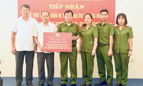 Trao kinh phí hỗ trợ các gia đình nạn nhân trong vụ cháy đêm 12/9/2023 tại quận Thanh Xuân, Hà Nội