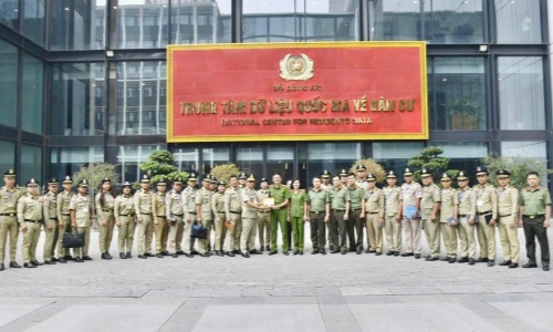 Lớp bồi dưỡng chuyên đề Quản trị nhân lực cho cán bộ Bộ Nội vụ Vương quốc Campuchia của Học viện Chính trị Công an nhân dân đến thăm và làm việc tại Trung tâm dữ liệu quốc gia về dân cư