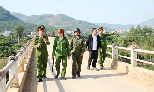 Trưởng Công an xã thực hiện tốt phương châm “ba bám, bốn cùng”