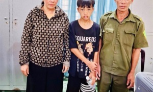Lực lượng ANTT ở cơ sở xã Vũ Bản, huyện Bình Lục (Hà Nam) giúp cháu bé đi lạc trở về gia đình