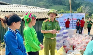 Phòng Cảnh sát quản lý hành chính về trật tự xã hội, Công an tỉnh Cao Bằng kịp thời hỗ trợ Nhân dân bị thiệt hại do bão số 3 gây ra